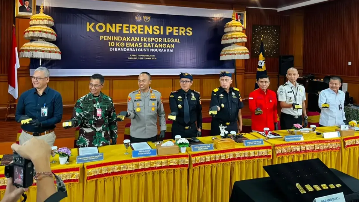 TUNJUKKAN BUKTI: Konferensi pers pengungkapan kasus penyelundupan emas batangan melalui Bandara Ngurah Rai yang melibatkan WNA Tiongkok. (Adrian Suwanto/Radar Bali)