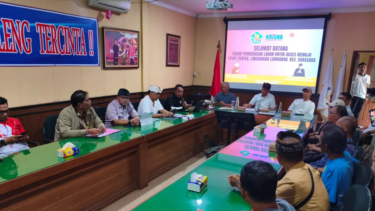 BAHAS PEMBEBASAN LAHAN: Suasana pertemuan di KONI Buleleng yang melibatkan para pemilik lahan di Lingkungan Lumbanan, Kelurahan Sukasada. (KONI Buleleng)