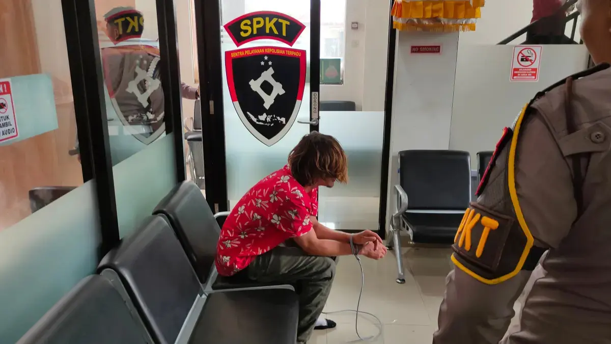 DIAMANKAN DI KANTOR POLISI: WNA Rusia berinisial VVM diamankan di Polres Kawasan Bandara Ngurah Rai lantaran mengamuk dan memukul petugas parkir bandara. (Polres Bandara Ngurah Rai)
