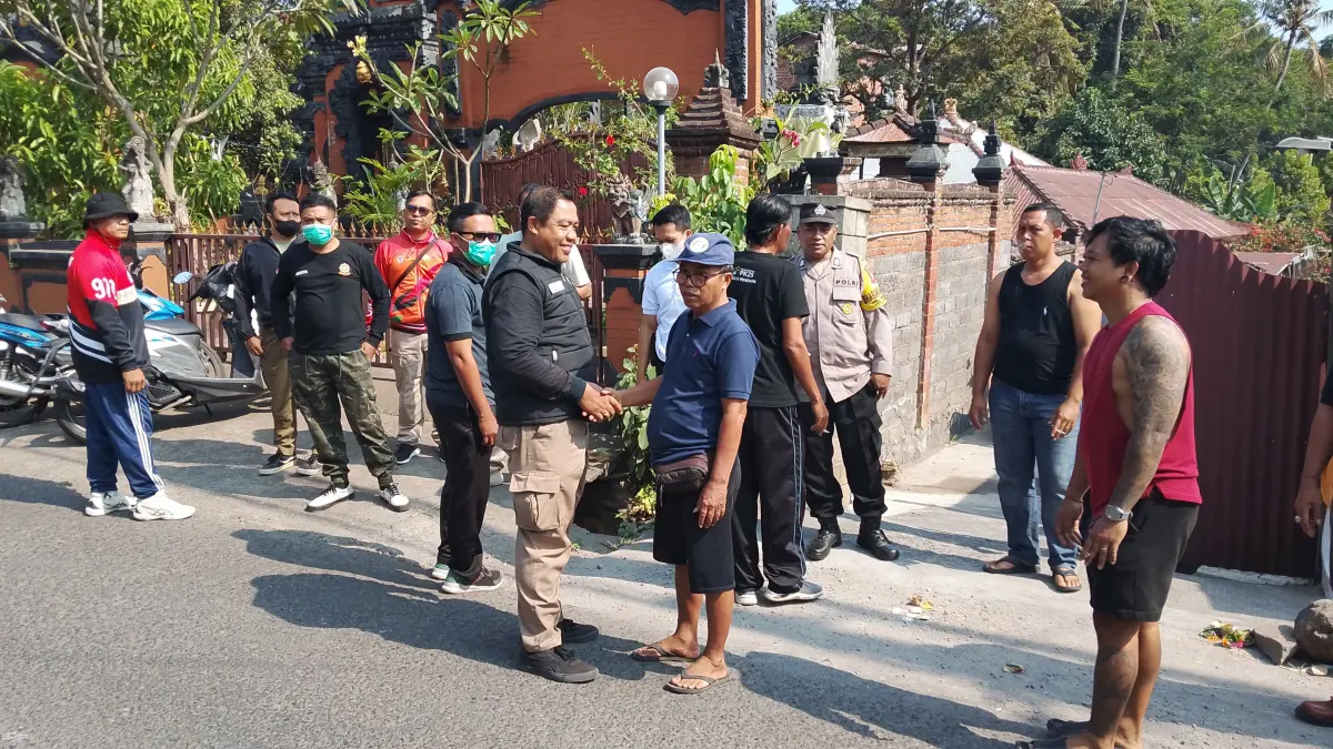 EVAKUASI: Tim Pol PP Buleleng saat mengevakuasi seorang ASN yang mengamuk. (Pol PP Buleleng)