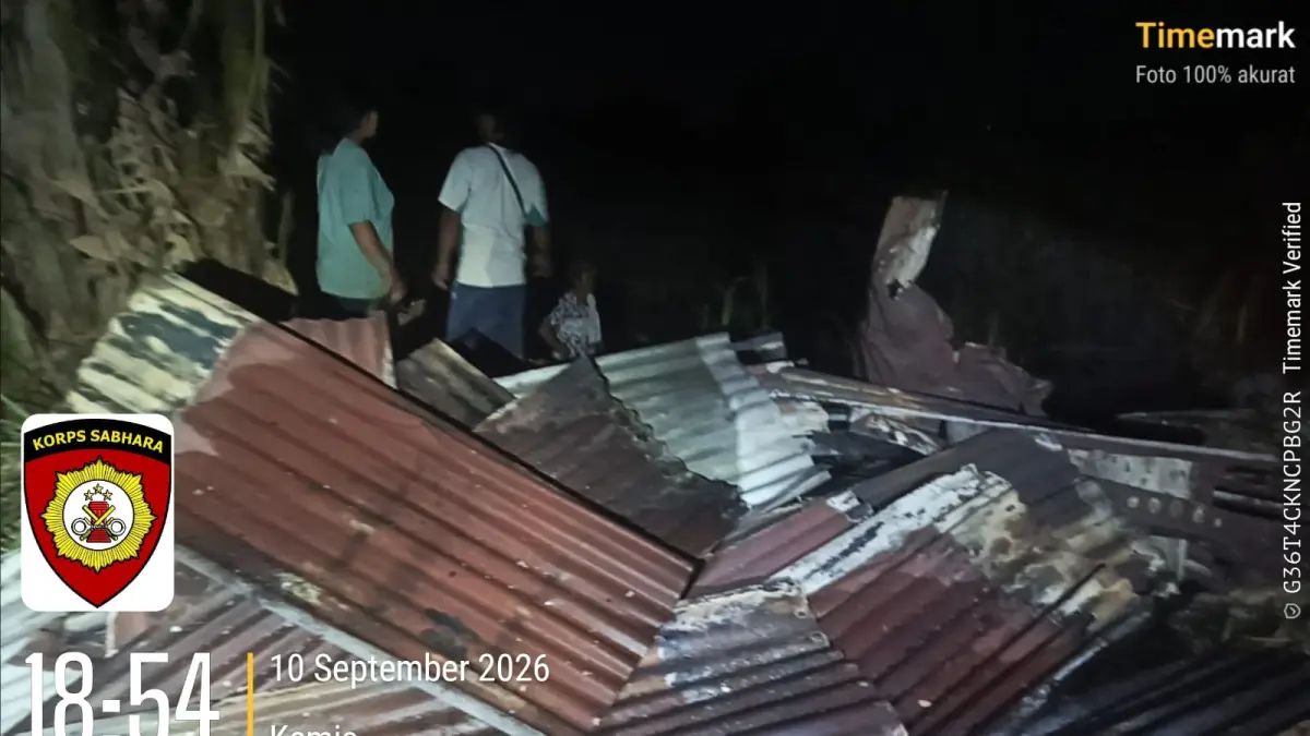 LUDES TERBAKAR: Sisa puing kandang sapi yang terbakar di Desa Poh Bergong, Buleleng. (Polres Buleleng)