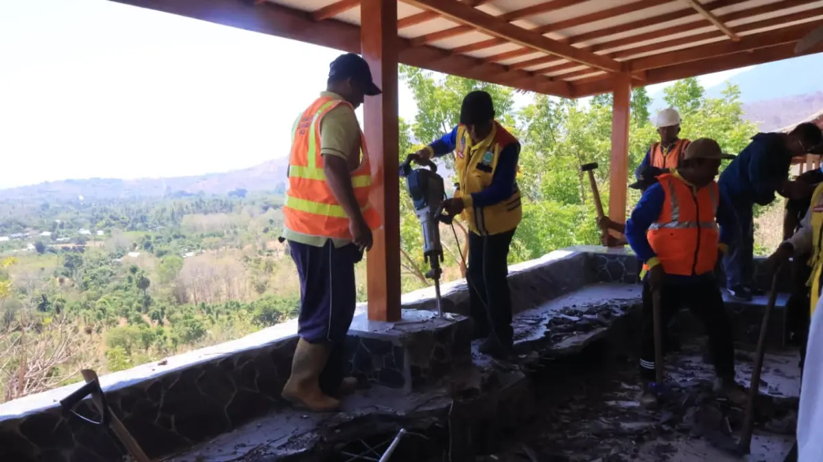 BONGKAR BANGUNAN: Proses pembongkaran bangunan bodong di kawasan Hutan Desa Pejarakan, Buleleng. (Pemprov Bali)