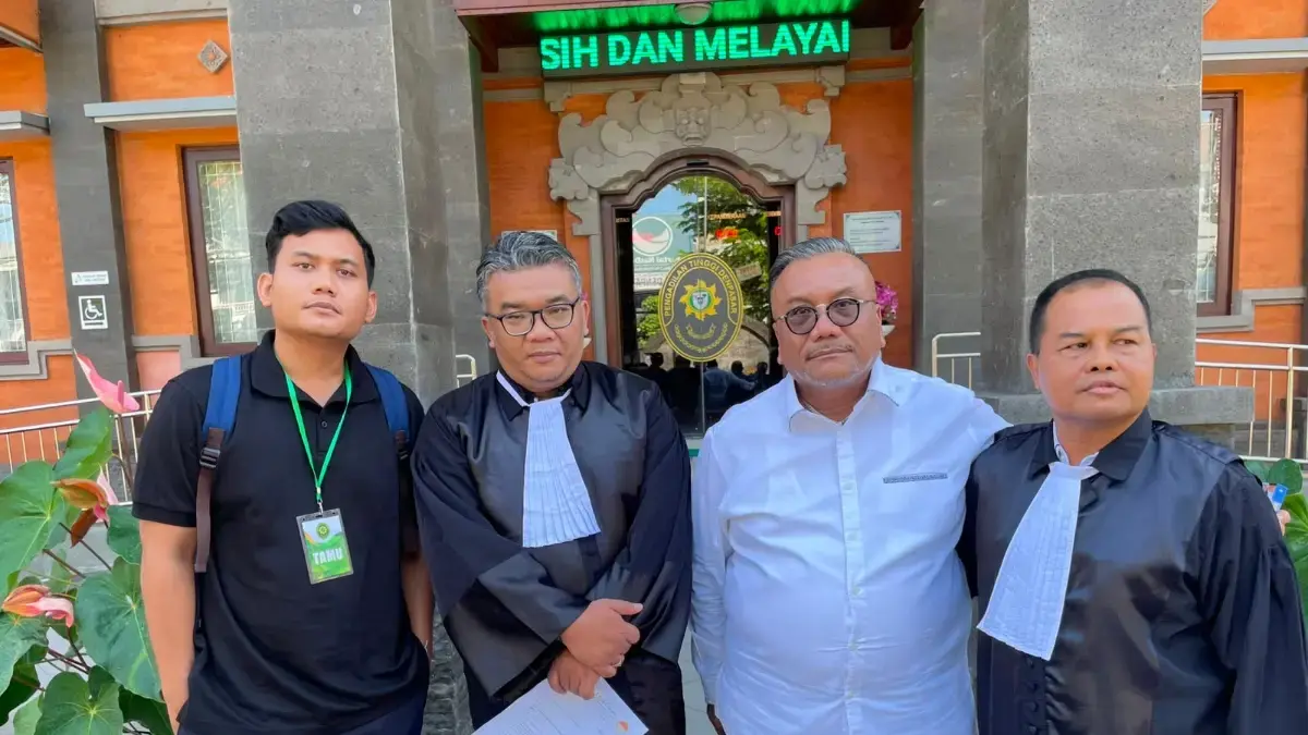 BERSIAP AJUKAN PK: Togar Situmorang (dua dari kanan) bersama tim kuasa hukumnya di Pengadilan Tinggi Denpasar pada Juni lalu. (Radar Bali)