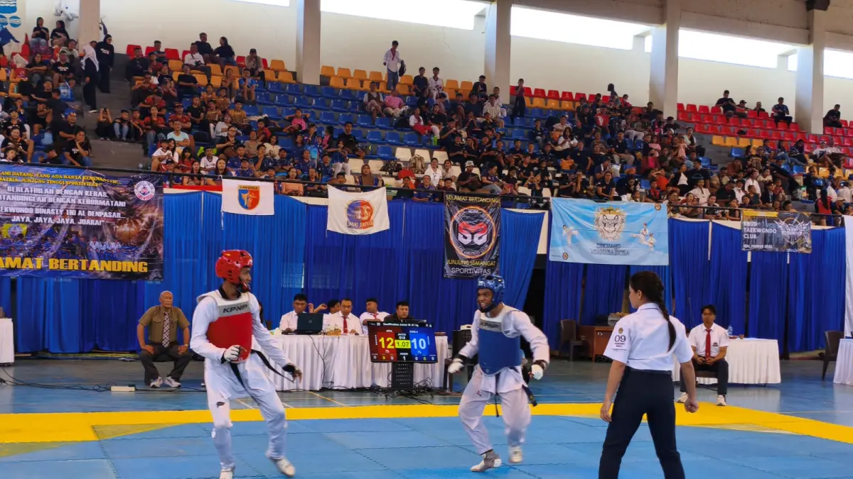 BERTARUNG: Atlet taekwondo yang bertarung pada kejuaraan Singaraja Open 2026. (Taekwondo Buleleng)