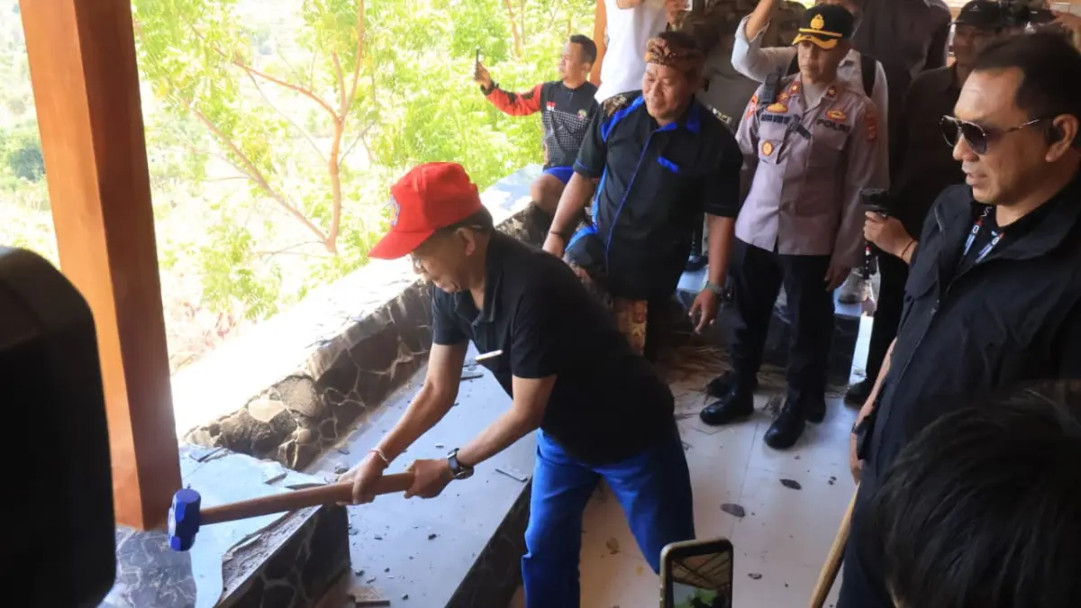 BONGKAR: Gubernur Bali, Wayan Koster membongkar bangunan villa bodong yang berdiri di kawasan Hutan Desa Pejarakan. (Pemprov Bali)