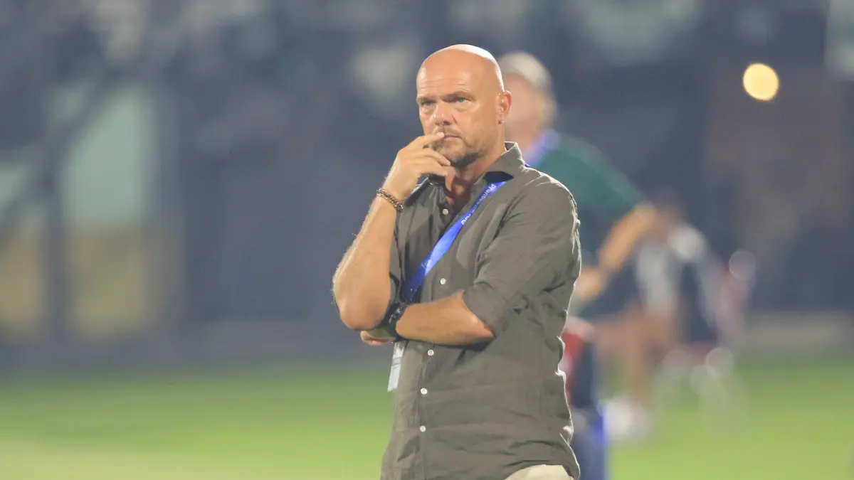 EVALUASI LINI BELAKANG: Pelatih Bali United, Johnny Jansen. (Miftahuddin M. Halim/Radar Bali)