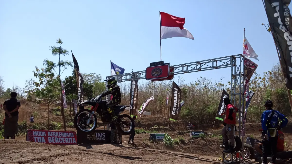 GRASSTRACK: Para crosser menjajal Sirkuit Jatimas Bengkala. (Francelino Junior/Radar Buleleng)