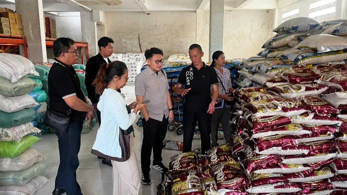 PANTAU HARGA: Satgas Pangan Polda Bali memantau harga beras di sejumlah distributor. Kini harga beras premium dan medium mengalami kenaikan. (Polda Bali)