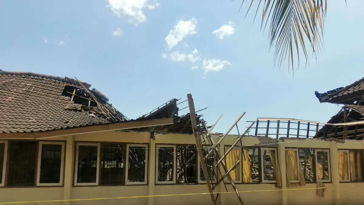 AMBRUK: Atap ruang kelas di SDN 3 Kalibukbuk ambruk. Pemerintah mengklaim atap sekolah ambruk gara-gara angin kencang. (Disdikpora Buleleng)