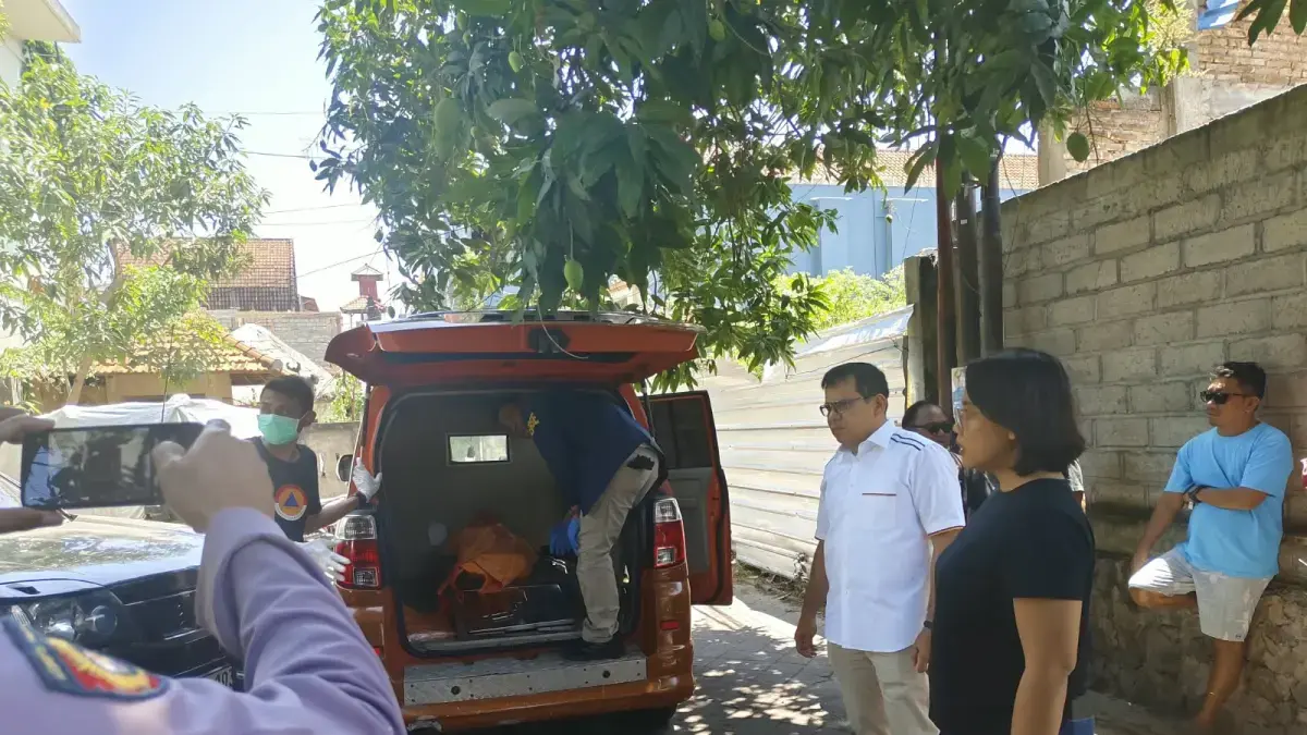 EVAKUASI: Aparat kepolisian mengevakuasi jenazah WNA Australia bersama dua anaknya yang ditemukan tewas di dalam kamar bungalow, di Kelurahan Legian, Kuta. (Polresta Denpasar)