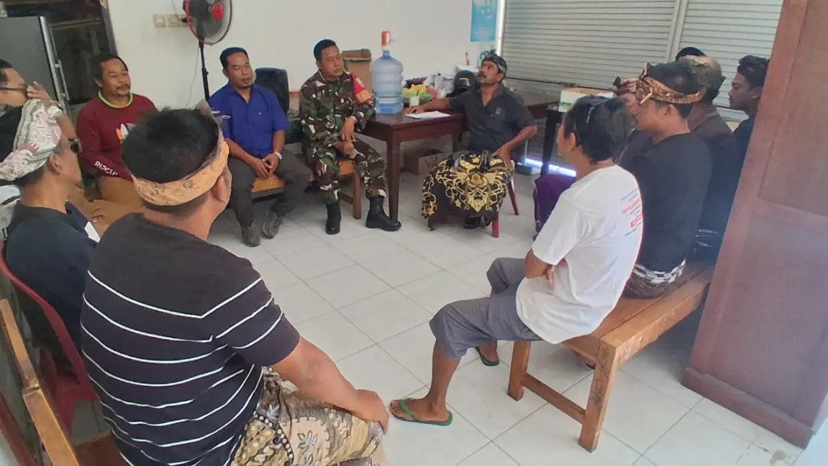 GERUDUK KANTOR PENGELOLA: Sejumlah warga Desa Tamblang mendatangi kantor pengelola air bersih karena mereka kesulitan mendapatkan akses air. (istimewa)