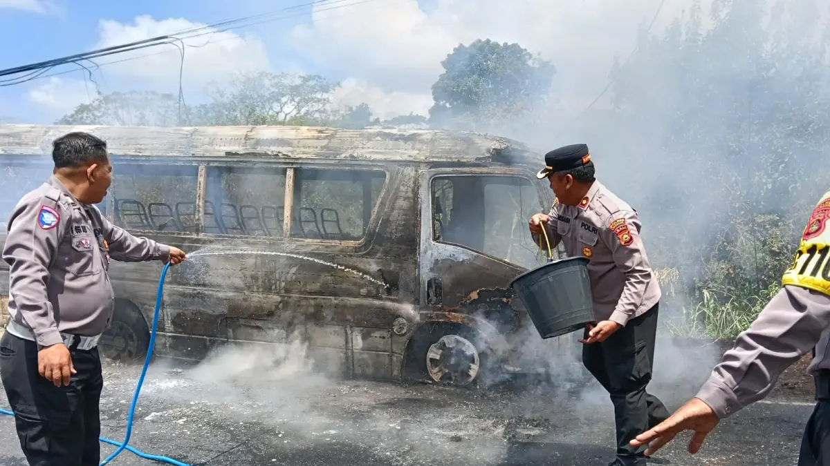 LUDES TERBAKAR: Mobil travel Isuzu Elf ludes terbakar di kawasan Desa Baturiti, Tabanan. Mobil tersebut mengangkut 18 orang penumpang yang hendak menuju Singaraja. (Polres Tabanan)