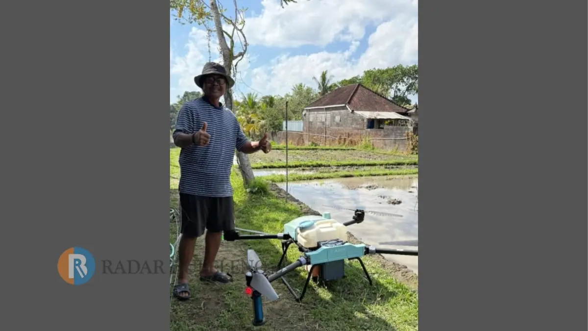 MEKANISASI PERTANIAN: Petani di Tabanan memanfaatkan drone untuk pemupukan. (istimewa)