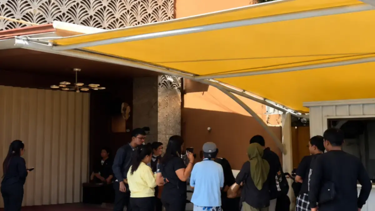 DATANGI TOKO: Sejumlah warga mendatangi toko emas di Pertokoan Duta Wijaya, Renon. Mereka merasa tertipu dengan penawaran pre order emas batangan. (istimewa)
