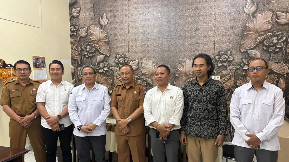 KOORDINASI: Suasana koordinasi komisioner KPU Buleleng dengan Dinas PMD Buleleng terkait data pemilih Pemilu dan Pemilihan Perbekel di Buleleng. (KPU Buleleng)