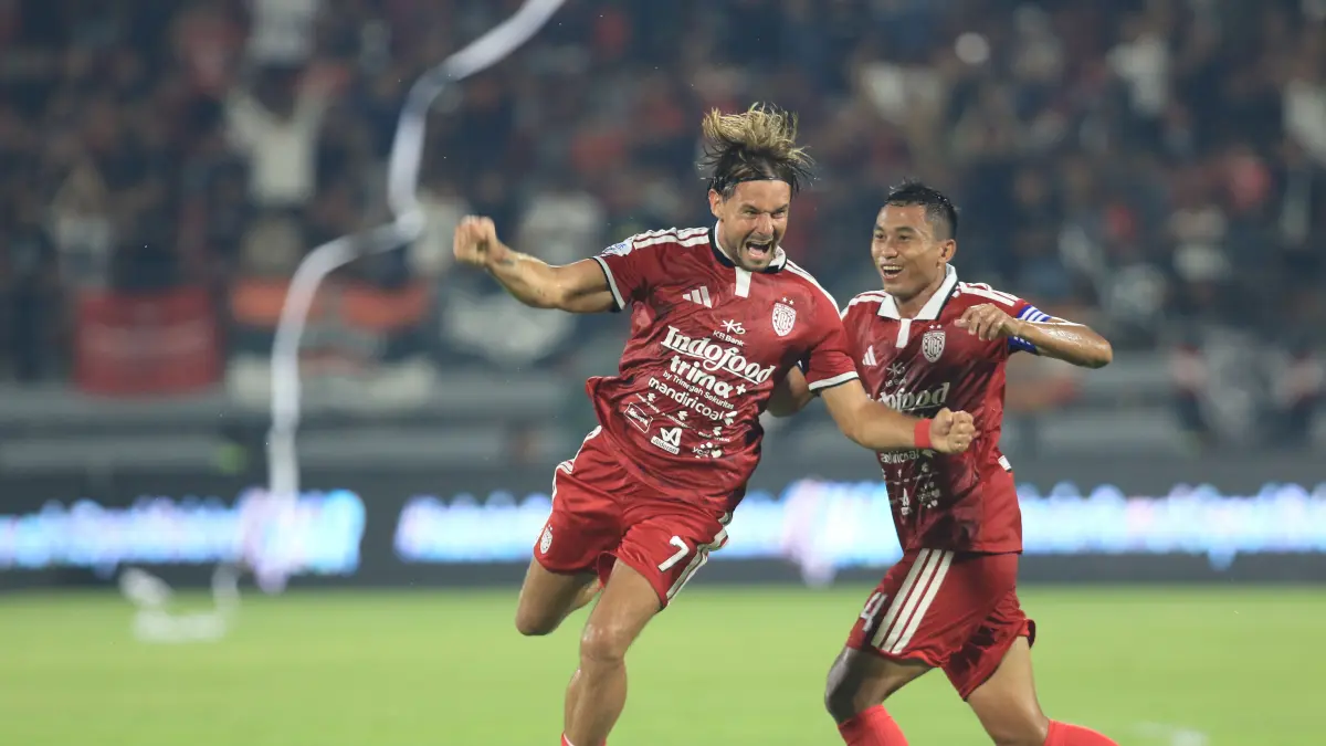 SELEBRASI: Thijmam Goppel (kiri) melakukan selebrasi usai mencetak gol di gawang Isenmulang Kalteng FC pada Sabtu (12/6/2026) lalu, (Miftahuddin M. Halim/Radar Bali)