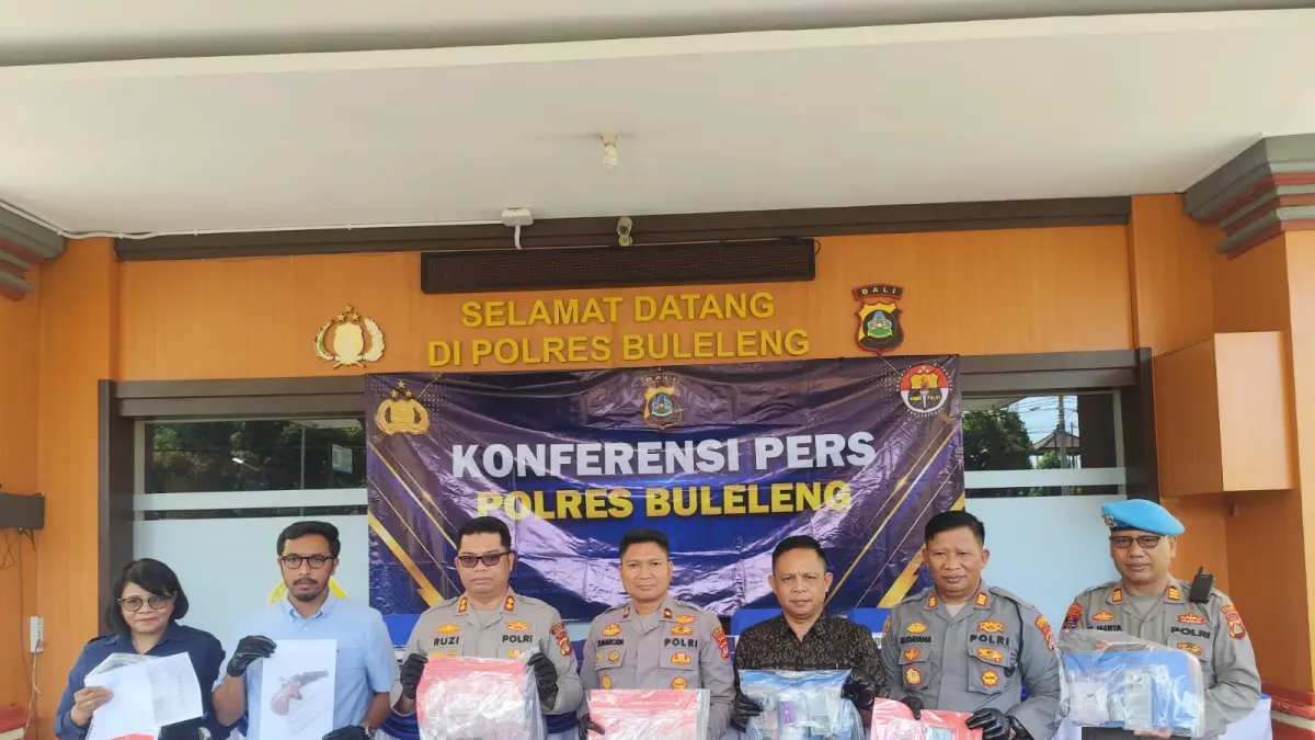 UNGKAP KASUS: Kapolres Buleleng, AKBP Ruzi Gusman (tiga dari kiri) mengungkap kasus penipuan yang melibatkan WNA Iran. (Eka Prasetya/Radar Buleleng)