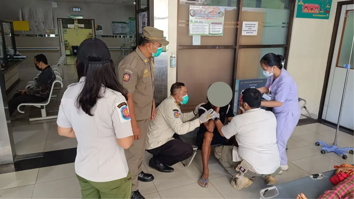 BERI PENDAMPINGAN: Pol PP Buleleng saat mengevakuasi seorang ODGJ ke RSUD Buleleng. (Pol PP Buleleng)