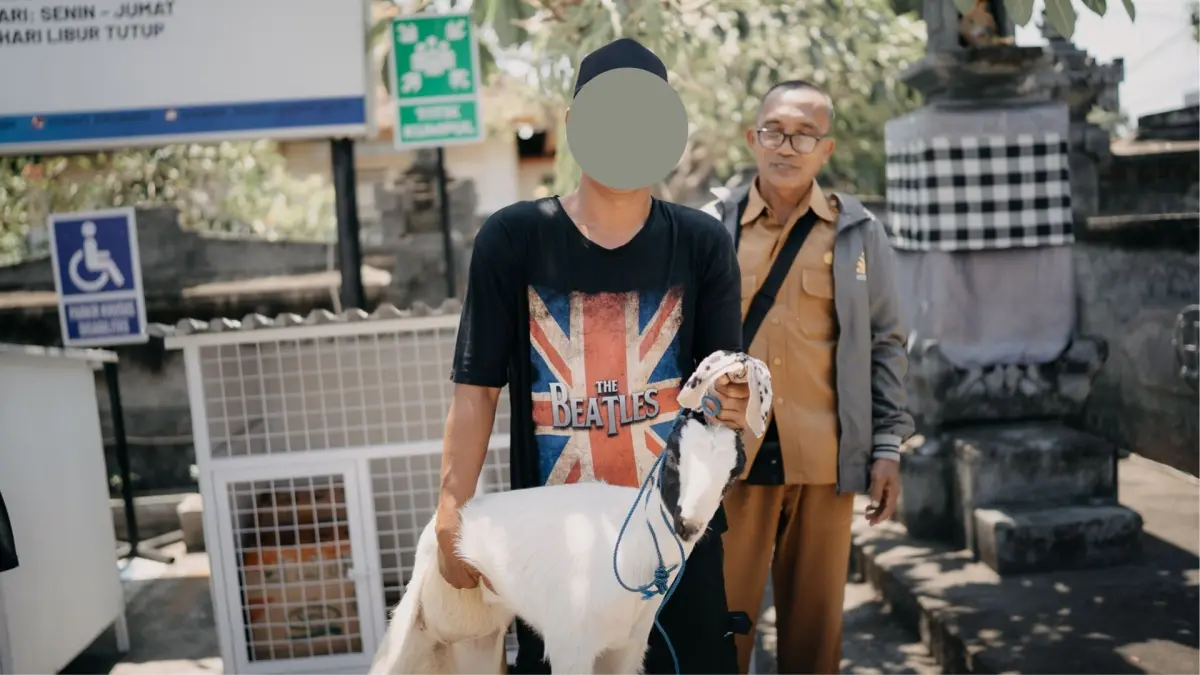 DAPAT BANTUAN: Salah seorang mantan pecandu narkoba yang menerima bantuan modal usaha. (BNNK Buleleng)