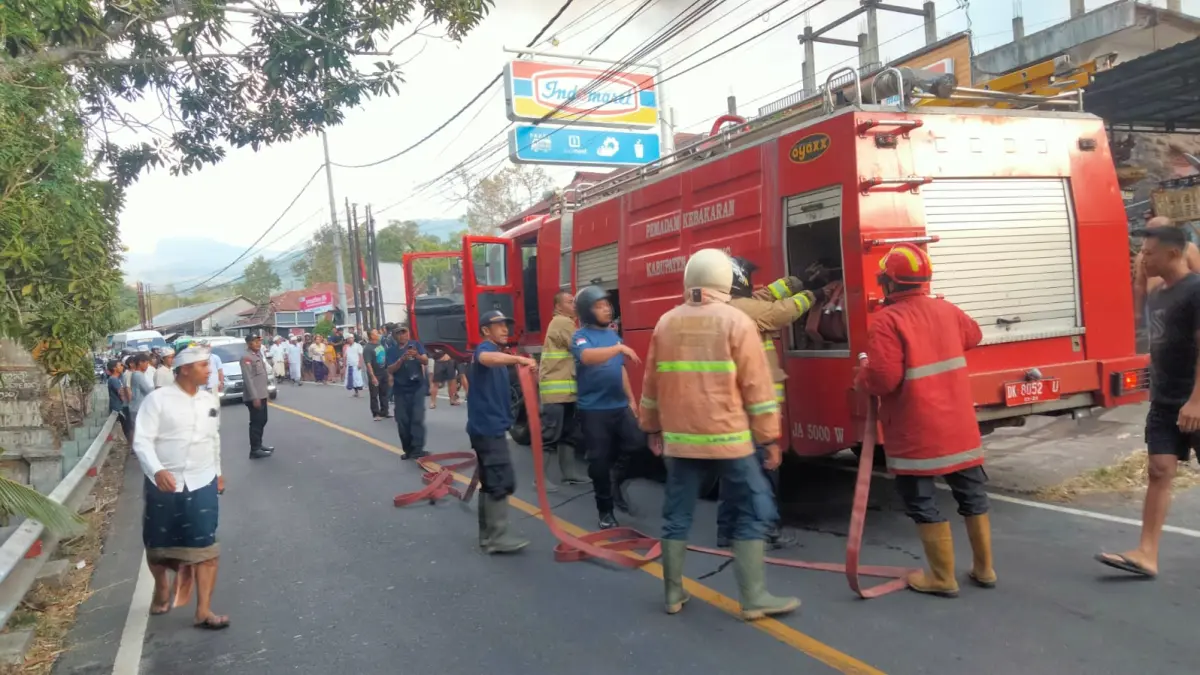 KEBAKARAN: Pasukan Pemadam Kebakaran Buleleng memadamkan api yang membakar rumah pensiunan guru di Desa Ambengan, Buleleng. (Polres Buleleng)