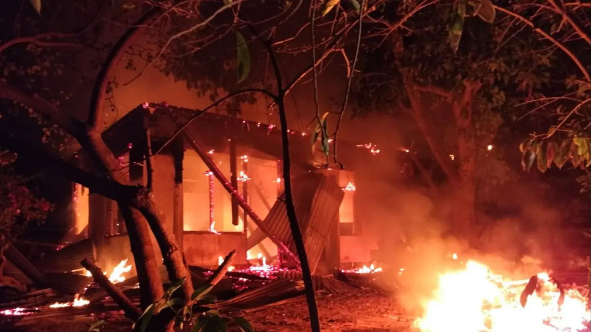 LUDES TERBAKAR: Rumah dinas Pemkab Buleleng di Desa Bungkulan ludes terbakar. (Polres Buleleng)