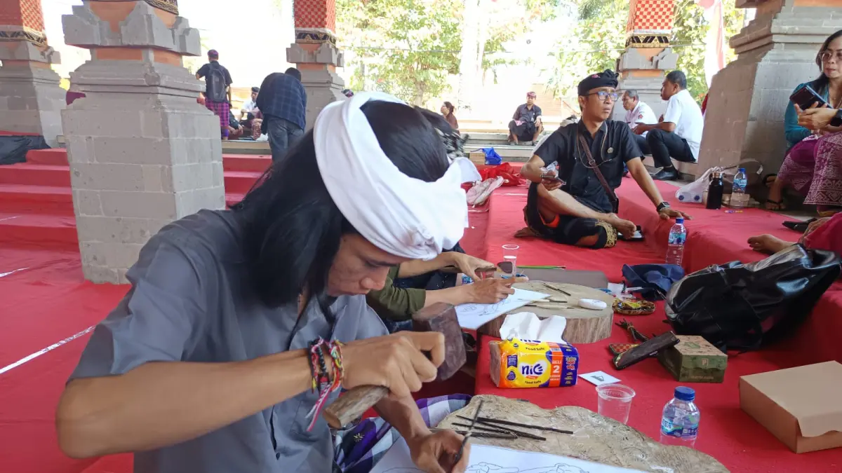 MENGUKIR WAYANG: Salah seorang peserta mengikuti lomba mengukir wayang yang digelar Dinas Kebudayaan dan Pariwisata Buleleng. (Francelino Junior/Radar Buleleng)