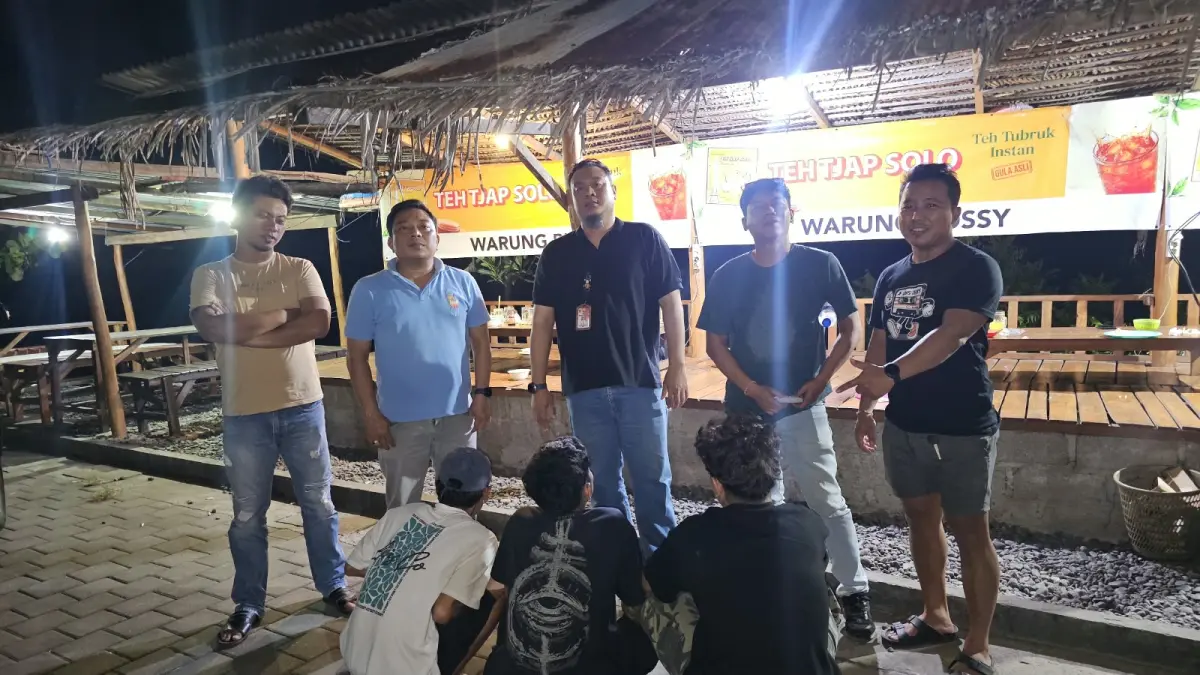 TANGKAP PELAKU: Polisi menangkap tiga orang pemuda yang menjadi pengedar narkoba jenis sabu di wilayah Tejakula. (Polres Buleleng)