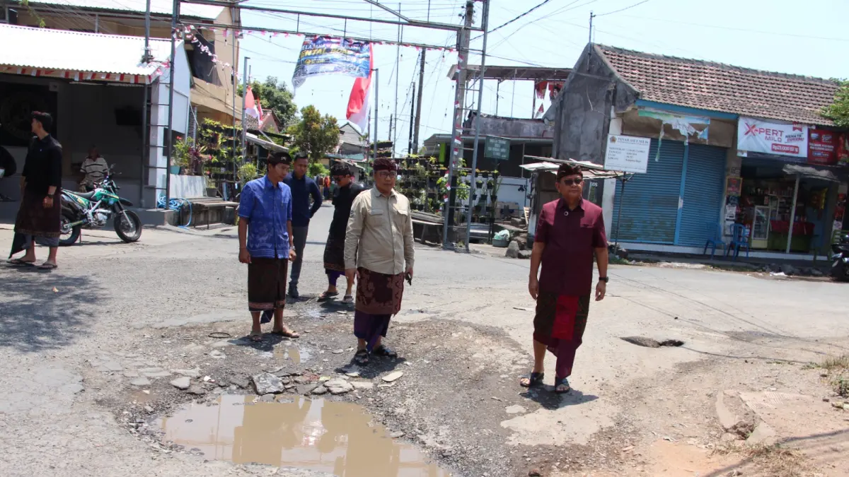 MASIH BERLUBANG: Bupati Buleleng, I Nyoman Sutjidra (paling kanan) saat mengecek kondisi ruas Jalan Pattimura, Singaraja. (Francelino Junior/Radar Buleleng)