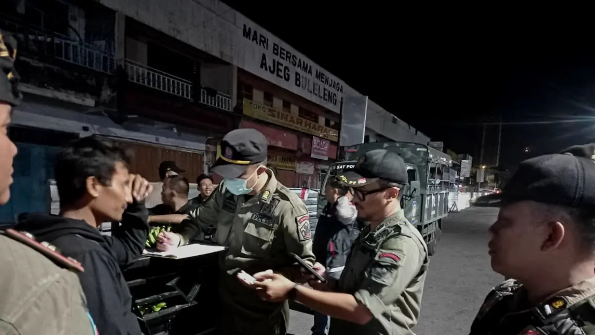 SIDAK PEDAGANG: Pol PP Buleleng saat melakukan sidak pedagang bermobil di Jalan Diponegoro, Singaraja. (Pol PP Buleleng)