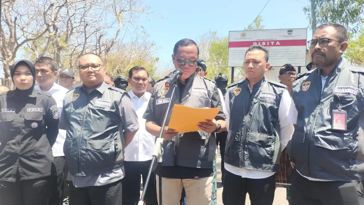 SITA ASET: Direktur Penelusuran dan Pengamanan Aset Kortastipidkor Mabes Polri, Brigjen Pol Indra Lutrianto (pegang map) saat menjelaskan penyitaan aset lahan yang diduga merugikan negara. (Adrian Suwanto/Radar Bali)