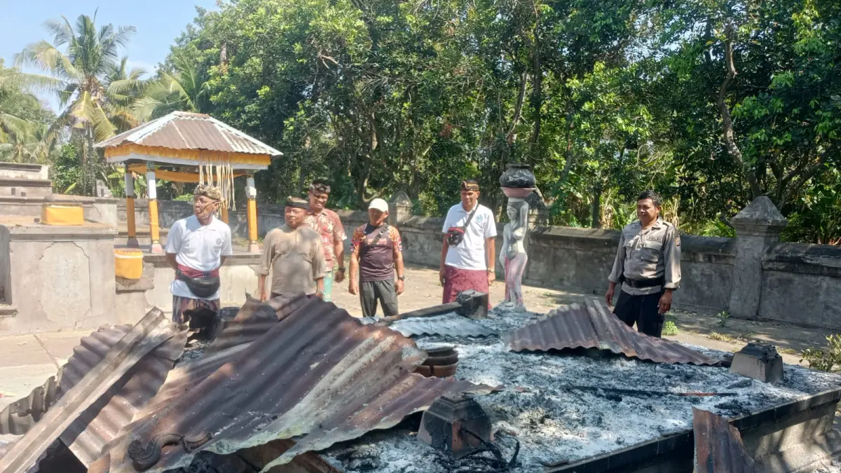 TAK TERSISA: Bangunan bale piasan di Pura Kelod, Desa Jagaraga yang ludes terbakar. (Polres Buleleng)