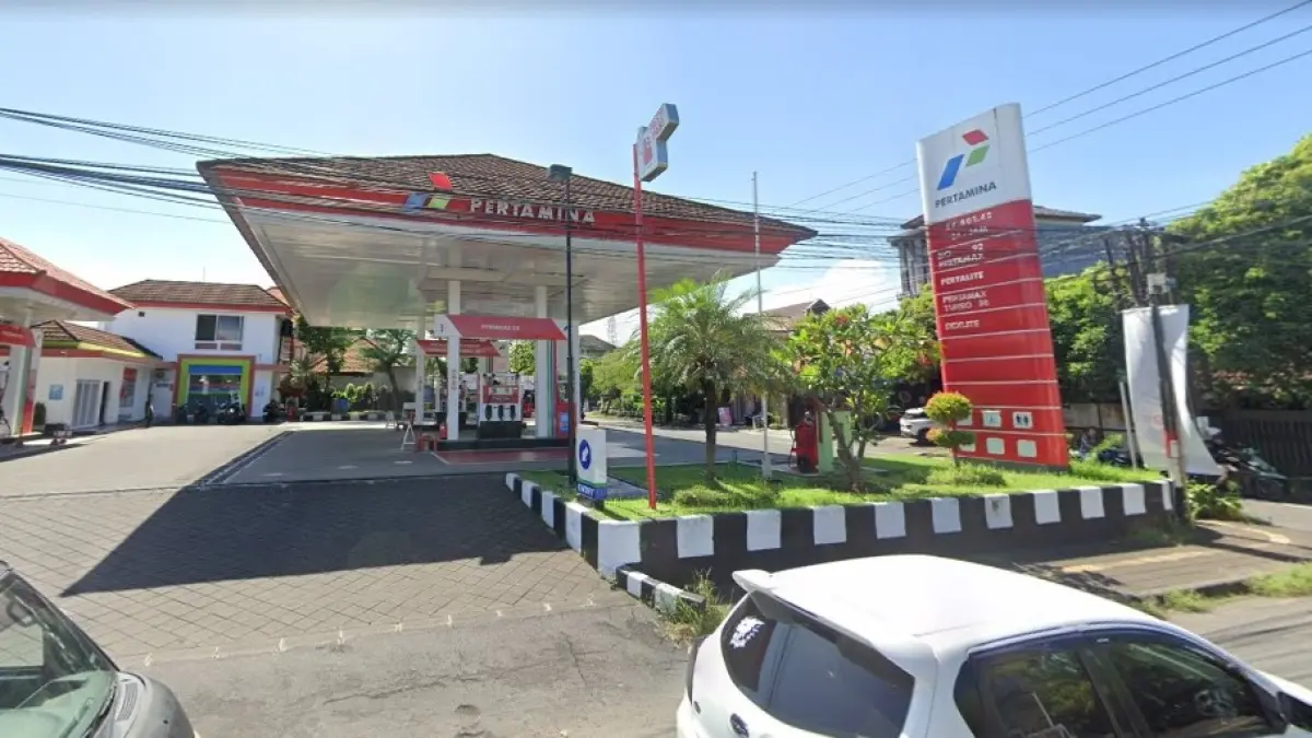 KENA SANKSI: Pertamina menjatuhkan sanksi pemecatan kepada dua orang operator SPBU Tukad Yeh Aya, Denpasar, karena melakukan kecurangan dalam pelayanan. (google)