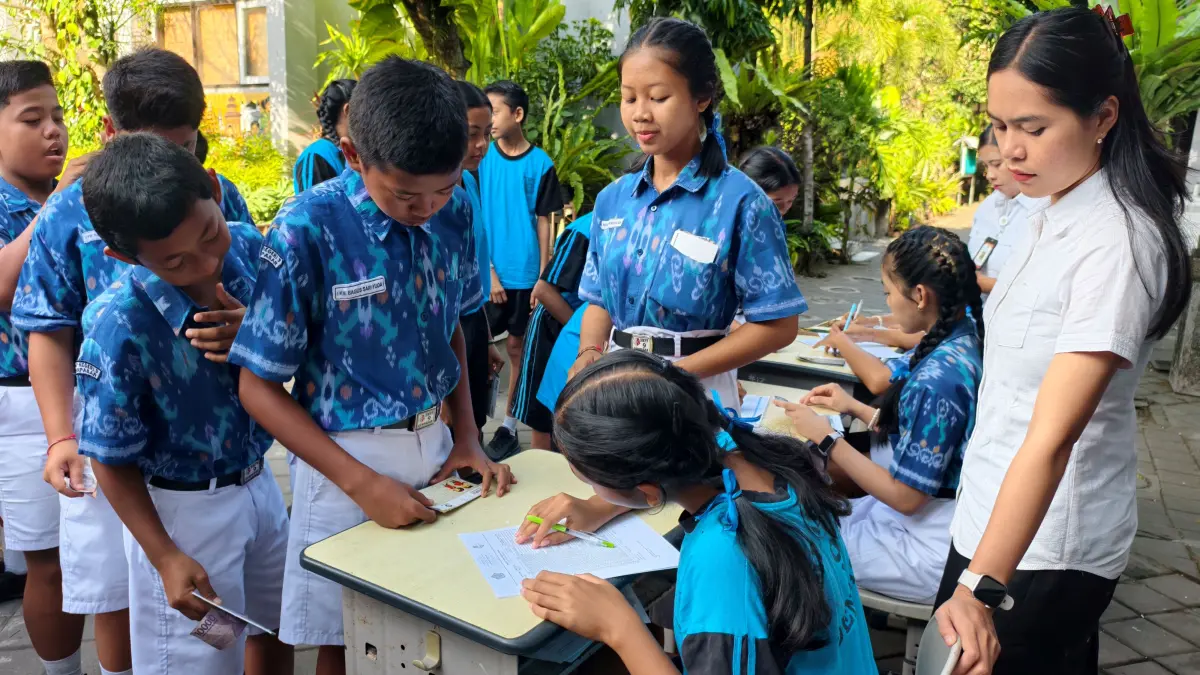 MENABUNG: Siswa di SMPN 9 Denpasar tampak antusias menabung. Sekolah ini memiliki program SI RAMEN yang merupakan akronim dari Siswa Rabu Menabung. (I Wayan Widyantara/Radar Bali)
