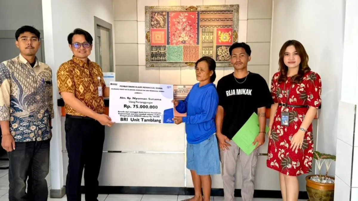 SERAHKAN SANTUNAN: Penyerahan santunan kepada nasabah BRI Unit Tamblang, Buleleng. (BRI Singaraja)