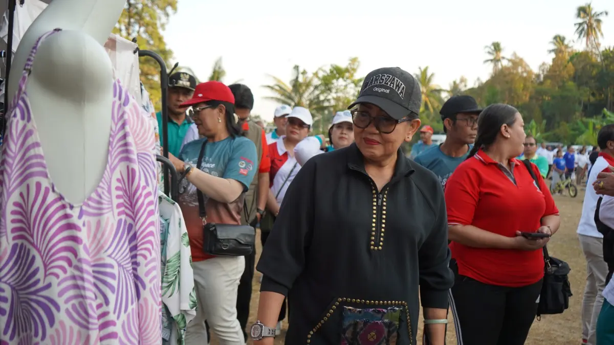 BERTEMU WARGA: Bunda PAUD Provinsi Bali, Ny. Putri Suastini Koster saat berkunjung ke Desa Sudaji, Buleleng, pada Minggu (20/9/2026). (Francelino Junior/Radar Buleleng)