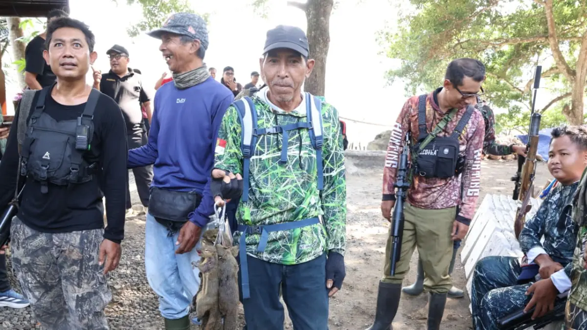 MEBOROS SEMAL: Salah seorang pemburu menunjukkan tupai yang berhasil diburu selama tradisi meboros semal di Desa Adat Selabih, Tabanan. (Juliadi/Radar Bali)