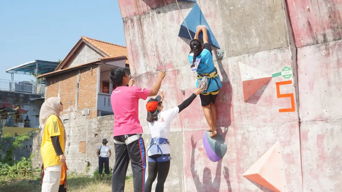 PANJAT TEBING: Kompetisi panjat tebing Buleleng Climbing Competition Cup (BCCC) yang digelar di Lapangan Bhuana Patra Singaraja. (FPTI Buleleng)