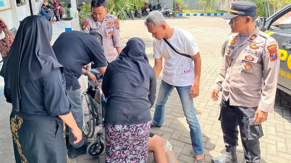 SELAMAT DARI MAUT: Salah satu maling jeruk di Banyuwangi berinisial HS, berhasil selamat dari maut. Ia dibawa ke rumah sakit dalam kondisi babak belur. Sedangkan rekannya dinyatakan tewas karena diamuk massa. (Polresta Banyuwangi)