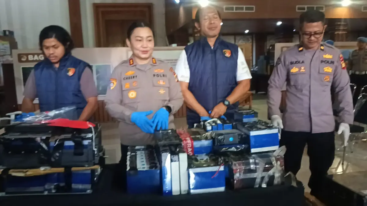 UNGKAP KASUS: Aparat kepolisian Polres Jembrana mengungkap kasus pencurian baterai tower BTS yang melibatkan sindikat Jawa-Bali. (M. Basir/Radar Bali)