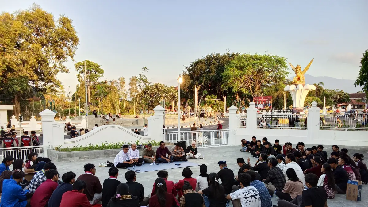 DISKUSI PUBLIK: Suasana diskusi elemen pemuda dan mahasiswa di kawasan Praja Mandala Singa Ambara Raja, Buleleng, pada Minggu (20/9/2026). (Francelino Junior/Radar Buleleng)