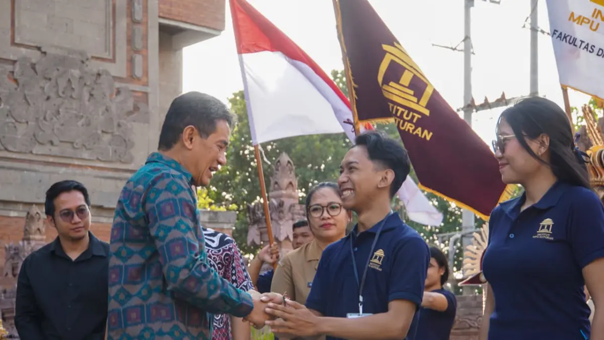 LEPAS MAHASISWA: Wakil Bupati Buleleng, Gede Supriatna (kiri) melapas mahasiswa IAHN Mpu Kuturan yang akan mengikuti Kuliah Kerja Nyata (KKN) di Kecamatan Banjar dan Busungbiu. (Pemkab Buleleng)