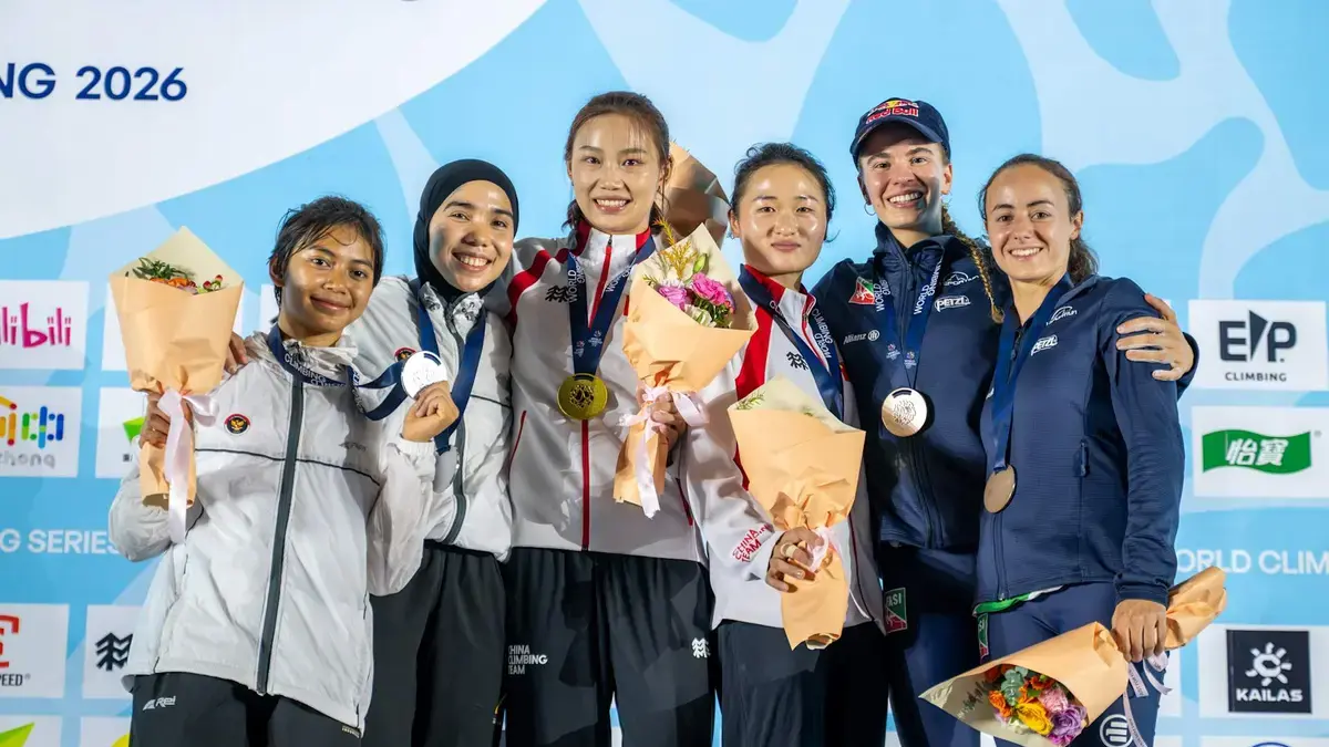 REBUT MEDALI: Atlet panjat tebing asal Buleleng, Kadek Adi Asih (paling kiri) berhasil meraih medali perak dari nomor speed relay putri pada ajang Kejuaraan Dunia Panjat Tebing 2026 di Chongqing, Tiongkok. (World Climbing)