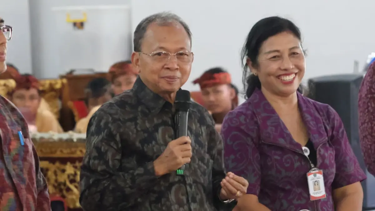 Gubernur Bali, Wayan Koster (pegang microphone). (Pemprov Bali)