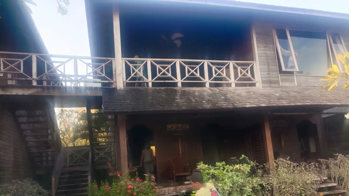 TERBAKAR: Salah satu villa di Hotel Nayagawana, Desa Pejarakan, Buleleng, yang terbakar pada Senin (21/9/2026). (Polres Buleleng)