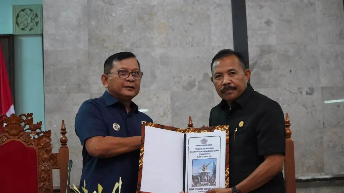 AJUKAN APBD PERUBAHAN: Bupati Buleleng, I Nyoman Sutjidra (kiri) menyerahkan Rancangan KUA-PPAS APBD Perubahan 2026 kepada Ketua DPRD Buleleng, Ketut Ngurah Arya. (Francelino Junior/Radar Buleleng)