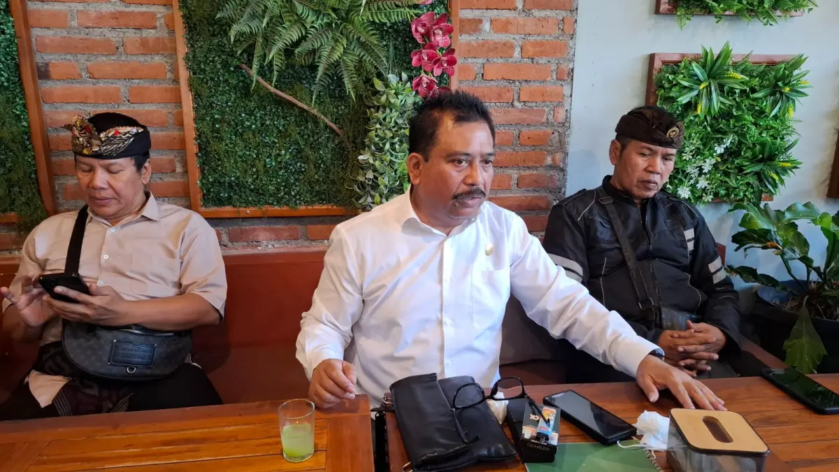 LAYANGKAN SOMASI: Pengacara I Wayan Sumardika (tengah) mewakili pengurus Pura Pusat Kawitan Tangkas Kori Agung, melayangkan somasi kepada Bendesa Adat Tangkas terkait sanksi adat yang menimpa kliennya. (Dewa Ayu Pitri Arisanti/Radar Bali)