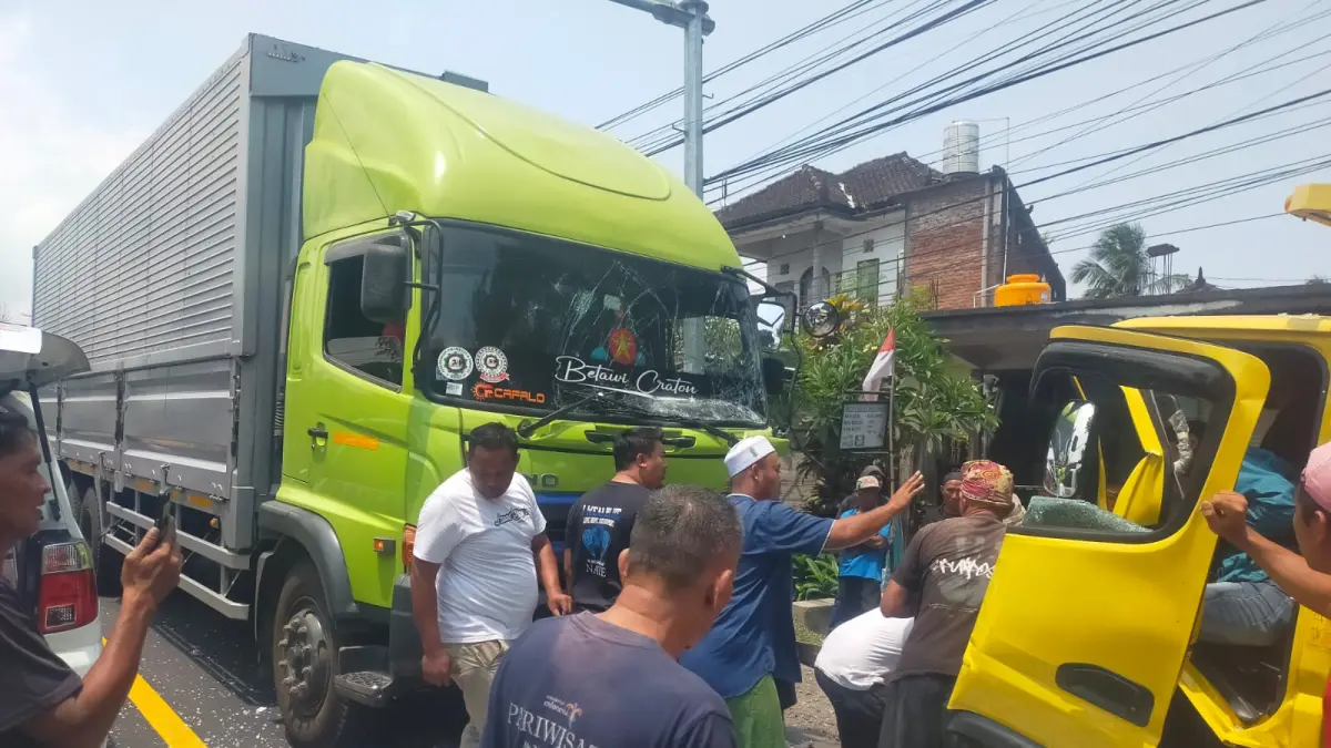 ADU BANTENG: Kecelakaan antara dua unit truk di Jalan Raya Denpasar-Gilimanuk, wilayah Desa Pekutatan. (Polsek Pekutatan)