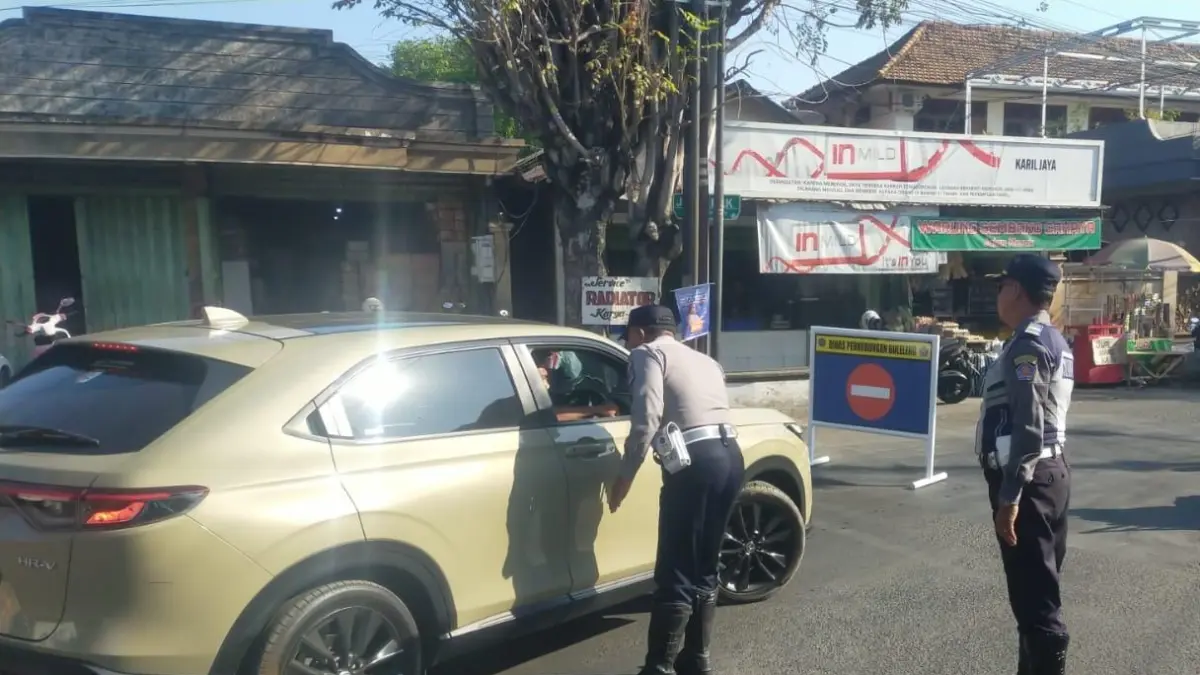 ALIHKAN ARUS: Pengalihan arus lalu lintas di Jalan Dewi Sartika, Singaraja. Ruas Jalan Pattimura ditutup sementara karena proyek perbaikan jalan. (Dishub Buleleng)