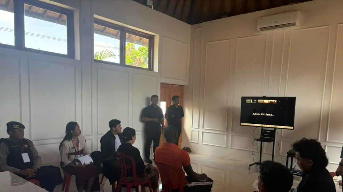 BERULAH: WNA asal Inggris, Mosopefoluwa Ayomikun Oyelola, saat menjalani sidang online dari Rutan Klungkung. (Kejari Klungkung)