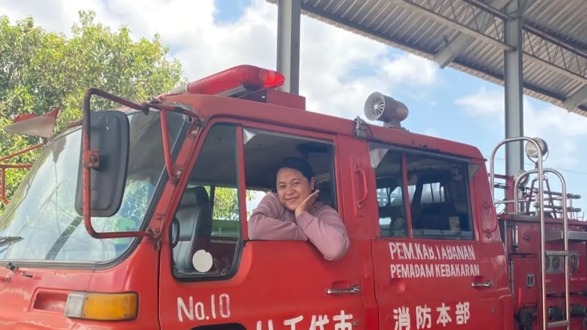 NAIK MOBIL DAMKAR: Ni Putu Lilik Mas Juliantari, warga Tabanan yang tengah ngidam naik mobil pemadam kebakaran. (istimewa)
